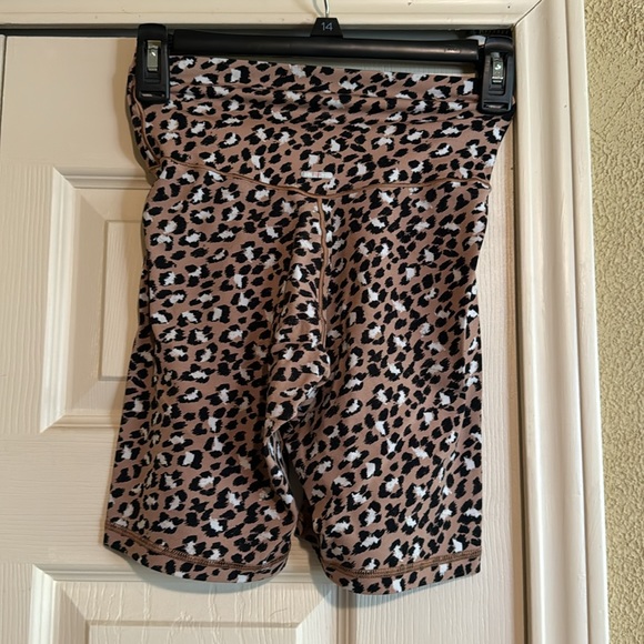 CHEETAH AERIE WORKOUT SHORTS SIZE M/L 5INCH INSEAM GRET CONDITION - Picture 3 of 4